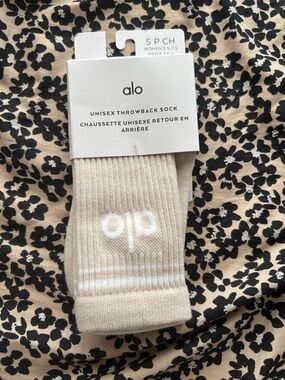 ALO Yoga Beige Ribbed Unisex Throwback Ankle Socks with White Logo
